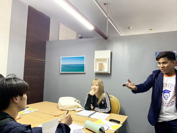 セブ島留学の学校JOYFULのグループ授業の様子