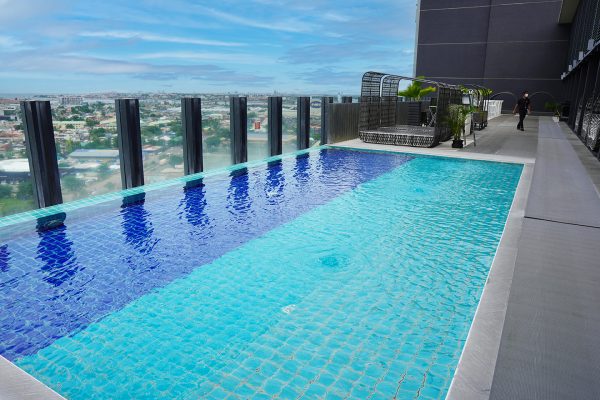 セブ島留学Bai Hotel内の屋上のバー
