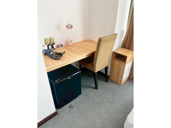 セブ島留学・IU Englishのお部屋の机