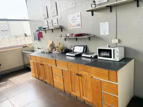 フィリピン留学・セブ島の学校_IMS_ダイニング共用キッチンエリア